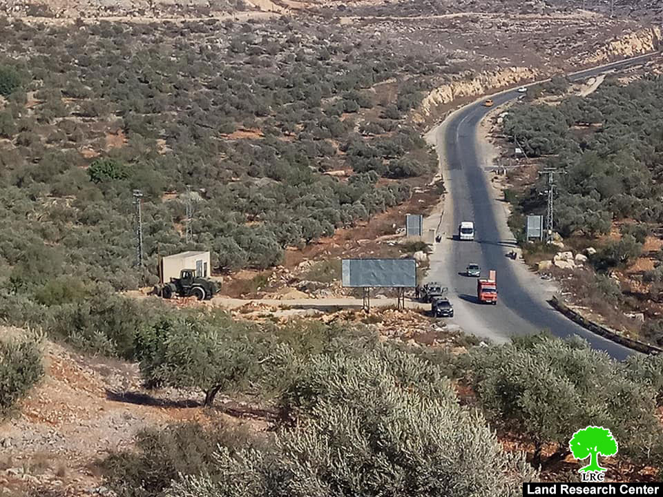 جيش الاحتلال الإسرائيلي يغلق طريقاً زراعياً في بلدة  قراوة بني حسان / محافظة سلفيت