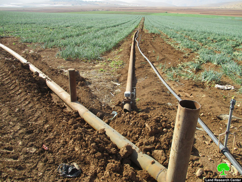 عزل أراضي فلسطينية وتدمير خطوط مائية لصالح شق طريق عسكري احتلالي في منطقة سهل البقيعة / محافظة طوباس