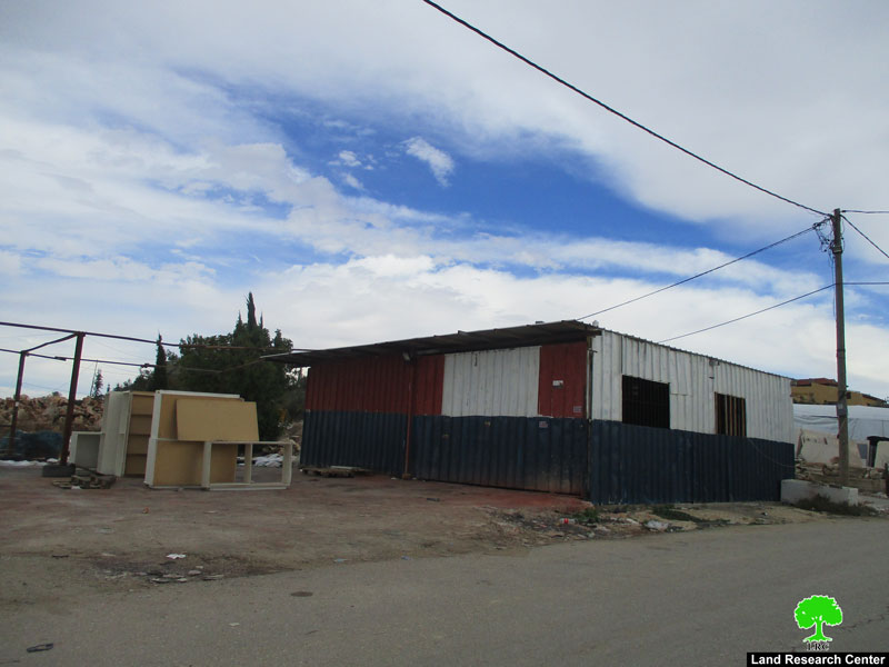 إخطارات بوقف البناء لمنشآت حرفية ومبنى سكني في قرية حارس / محافظة سلفيت