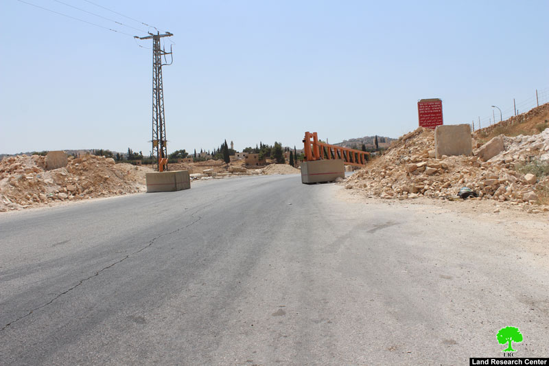 The Israeli Occupation Forces install metal gate at the entrance of Bethlehem village of Janata