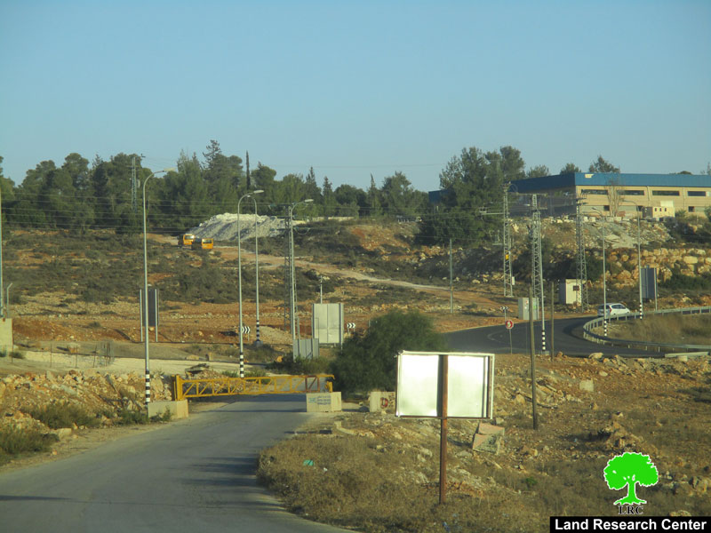 الاحتلال الإسرائيلي يغلق البوابة الحديدية جنوب قرية النبي صالح