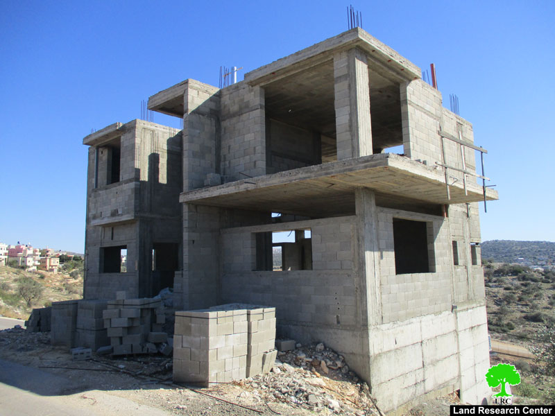 إخطارات بوقف البناء تطال 10 منازل ومزرعة للمواشي في قرية سنيريا / محافظة قلقيلية