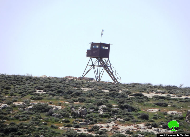 الاحتلال يقيم برجاً عسكرياً وينوي إقامة شبكة كهرباء على أراضي بني نعيم محافظة الخليل