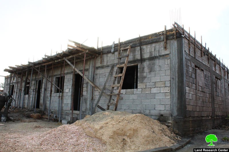 إخطارات بوقف العمل في منازل المواطنين ببلدة السموع جنوب الخليل