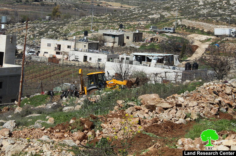 الاحتلال يجرف أراضي ويهدم بئر في البقعة شرق الخليل