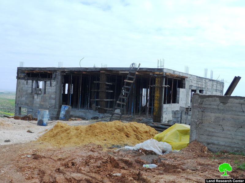 إخطارات بوقف العمل في منازل ومنشآت بقرية الديرات شرق يطا محافظة الخليل