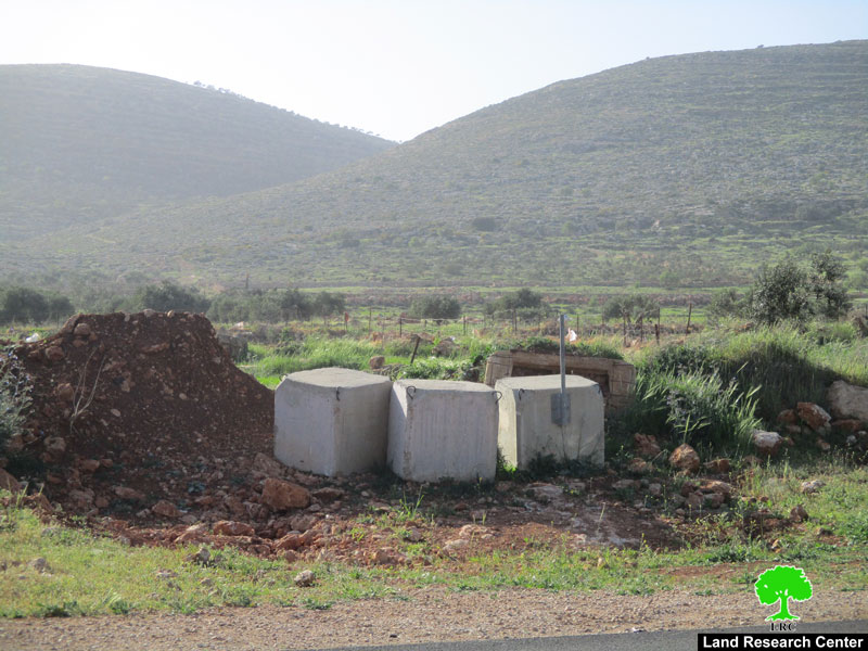 إغلاق مداخل قرية المغير الشرقية بالسواتر الترابية والمكعبات الإسمنتية محافظة رام الله