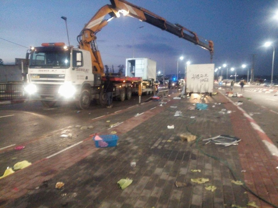 جيش الاحتلال يصادر أكشاك  تجارية متنقلة عند حاجز الجلمة العسكري محافظة جنين