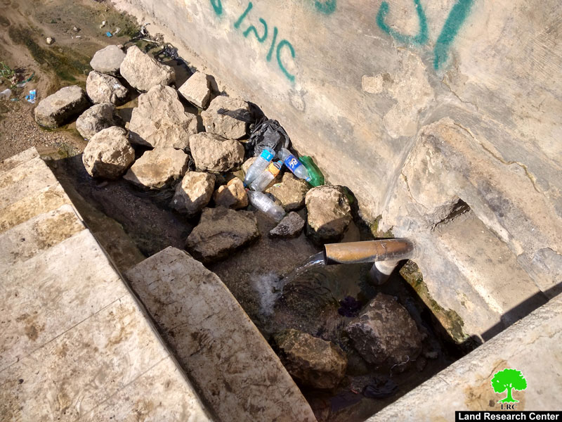 قوات الاحتلال تغلق عين مياه وتعتدي على المزارعين جنوب الخليل