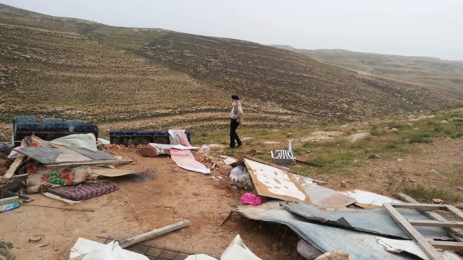 هدم ومصادرة خيمة في خلة الضبع شرق يطا / محافظة الخليل