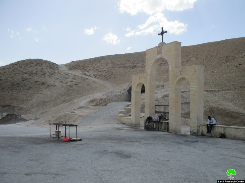 مصادرة أكشاك تجارية “سياحية” وإغلاق طريق رئيسي شرق منطقة واد القلط / محافظة أريحا