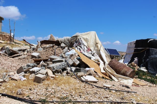 الاحتلال يهدم منشآت سكنية وزراعية في قرية الحلاوة بمسافر يطا محافظة الخليل