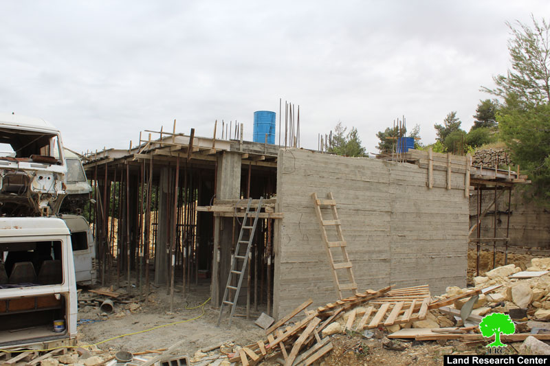 إخطارات بوقف العمل في منزلين ببلدة بيت أمر  محافظة الخليل