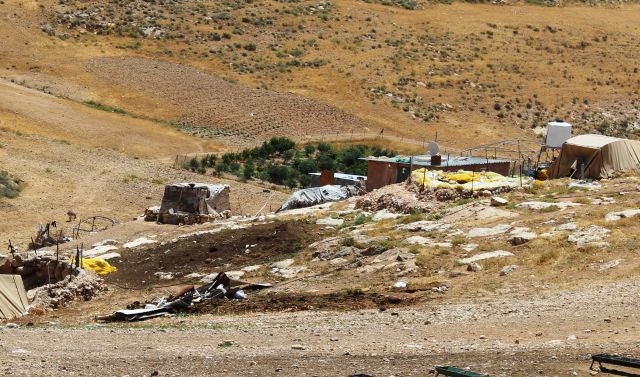 الاحتلال يهدم منشآت سكنية وزراعية في قرية الحلاوة بمسافر يطا محافظة الخليل