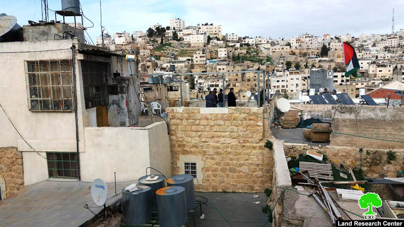 إيقاف العمل في منزل مواطن بشارع الشهداء وسط مدينة الخليل