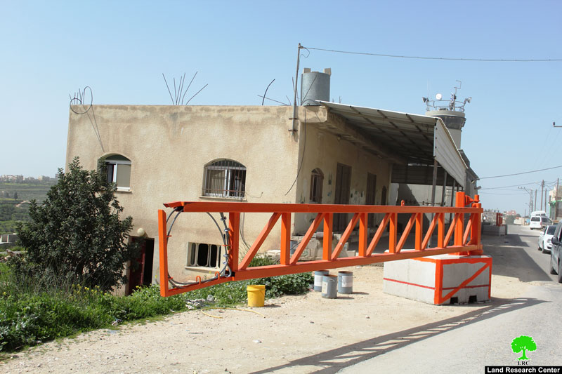 الاحتلال ينصب بوابات معدنية على مفرق خرسا جنوب الخليل