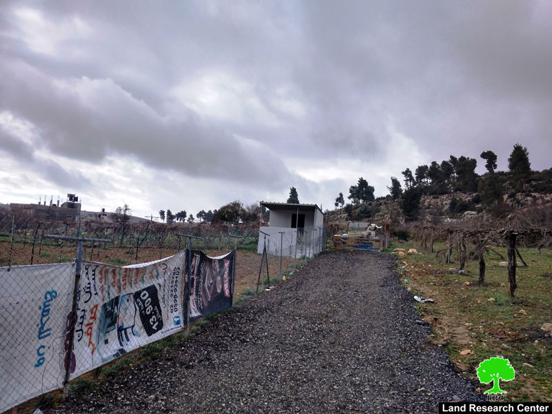 إخطار بوقف العمل في غرفة زراعية بمخيم العروب شمال الخليل