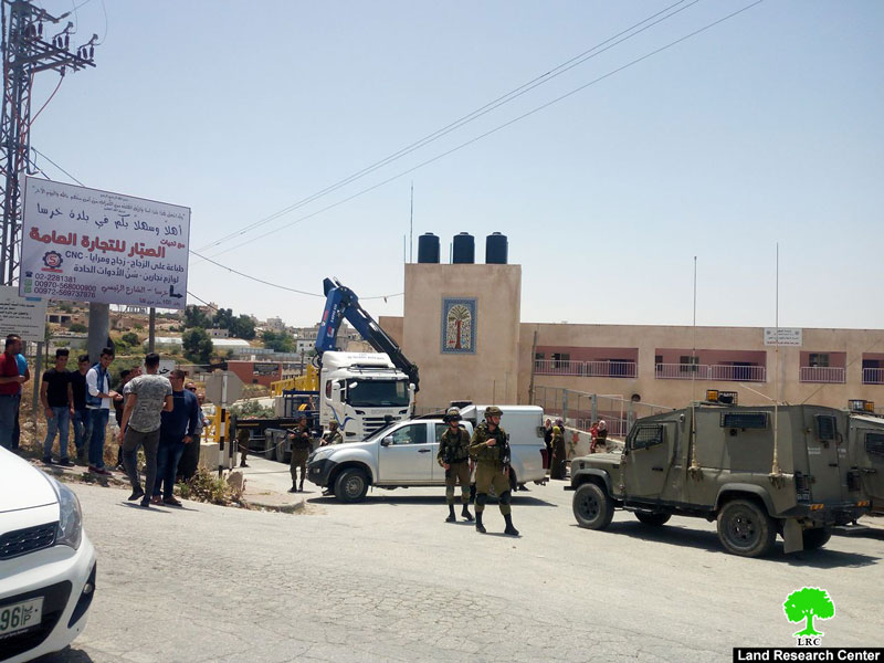 الاحتلال يقيم بوابات جديدة على مفرق خرسا جنوب الخليل