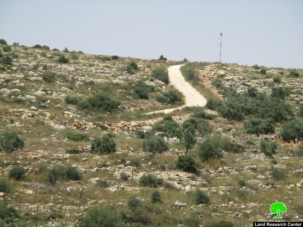 الاحتلال الاسرائيلي يوقف العمل بشق طريق زراعي غرب بلدة دير بلوط محافظة سلفيت