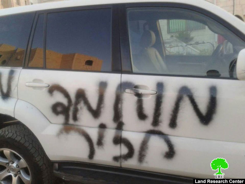 مستوطنون يعتدون على مركبات المواطنين في شعفاط بالكتابات المسيئة على مركباتهم وإعطاب عجلاتها
