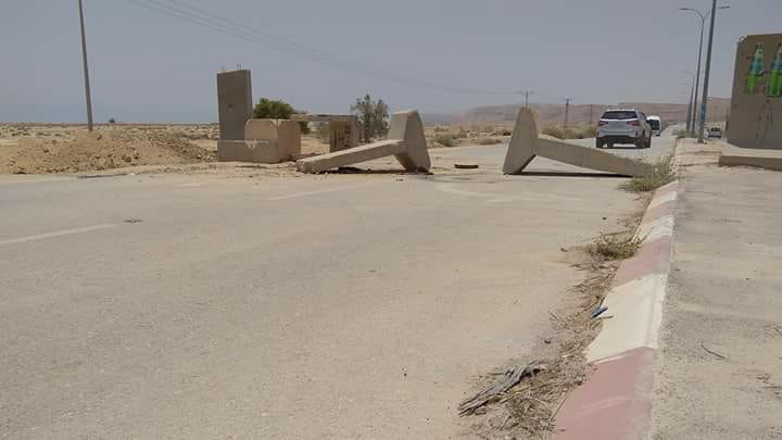 اغلاق المدخل الجنوبي لمدينة اريحا بالمكعبات الإسمنتية