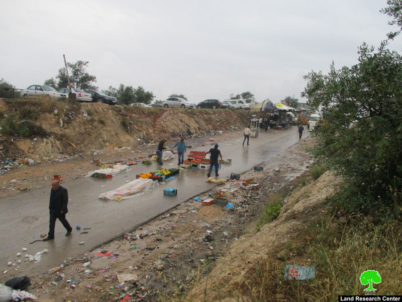 Israeli Occupation Forces demolish commercial kiosks near Ni’lin checkpoint