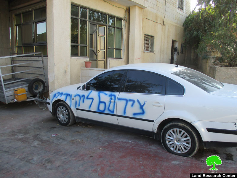 مستعمرون يخطون شعارات ويعطبون اطارات مركبات في عين يبرود محافظة رام الله