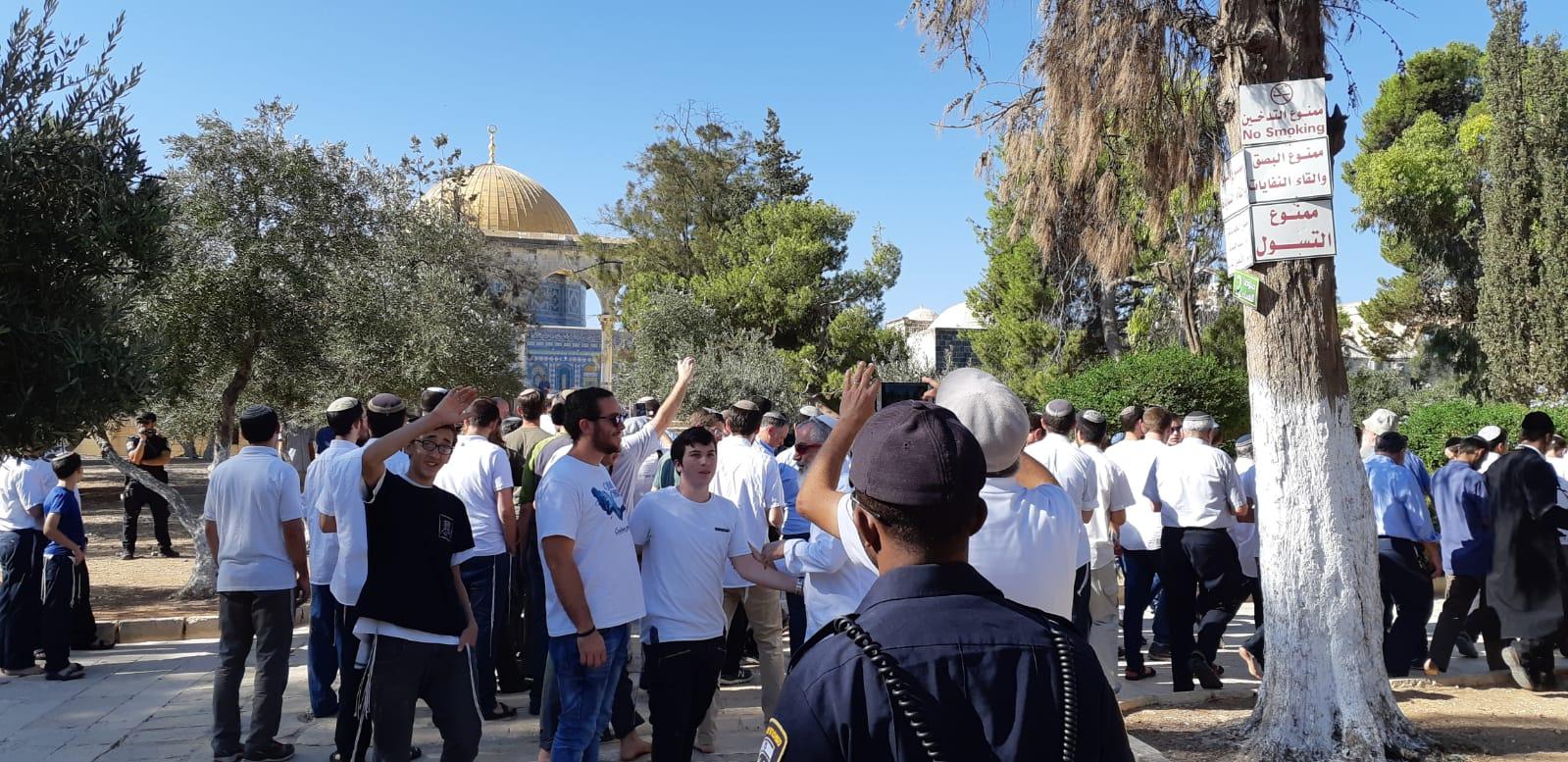 مئات المستوطنون يقتحمون المسجد الأقصى في ذكرى ما يسمى ” خراب الهيكل المزعوم” / القدس المحتلة