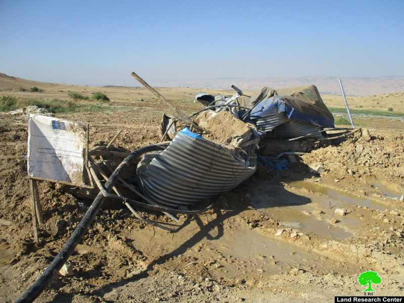 The Israeli occupation destroys a cistern and confiscates water pipes in the Jordan Valley