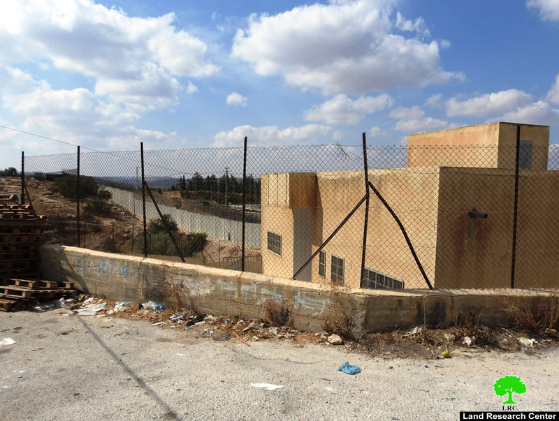 إخطار بوقف العمل والبناء في منشأة تجارية في بلدة بيت عوا غرب الخليل