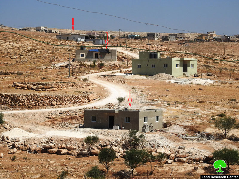 إخطارات بوقف العمل في منازل وطريق ترابي بقرية الديرات شرق يطا/ محافظة الخليل