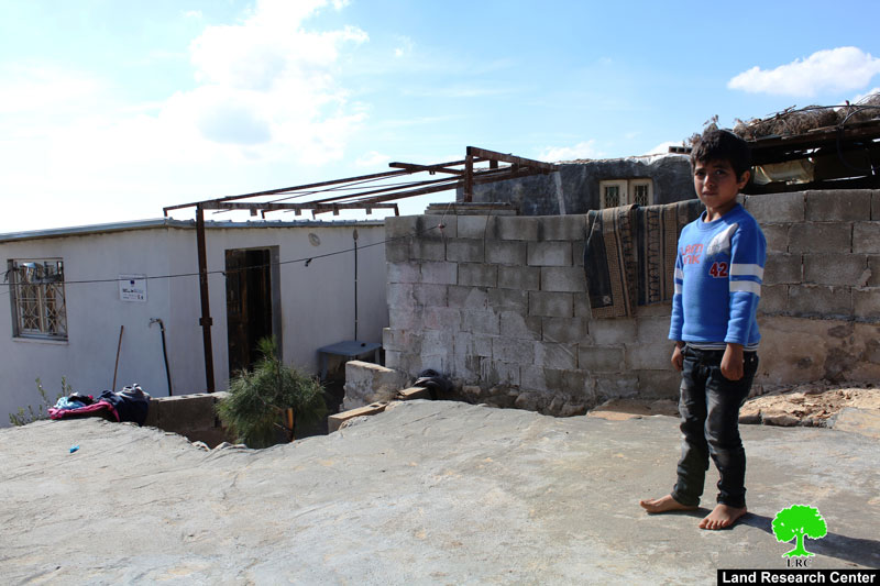 أمر هدم نهائي يستهدف مسكناً وحمام وألواح شمسية في خلة الضبع شرق يطا  محافظة الخليل