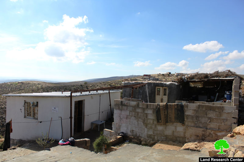 أمر هدم نهائي يستهدف مسكناً وحمام وألواح شمسية في خلة الضبع شرق يطا محافظة الخليل