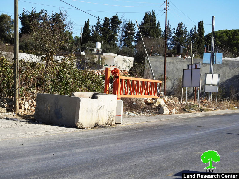 الاحتلال يقيم بوابة معدنية ويغلق مدخل بلدة حلحول شمال الخليل