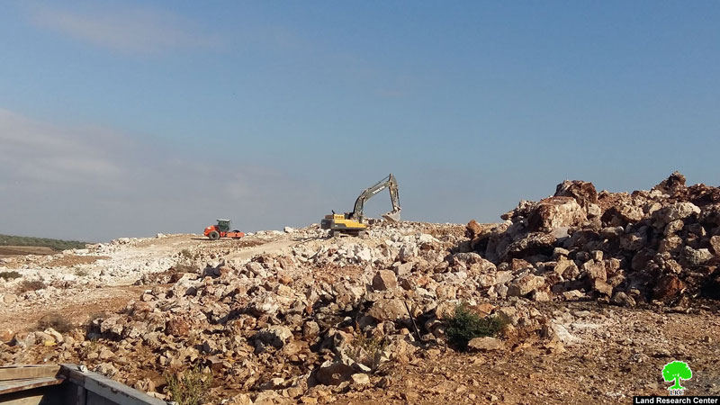 إجبار مواطن على تفكيك أجزاء من بركسه الزراعي في بلدة دير بلوط / محافظة سلفيت