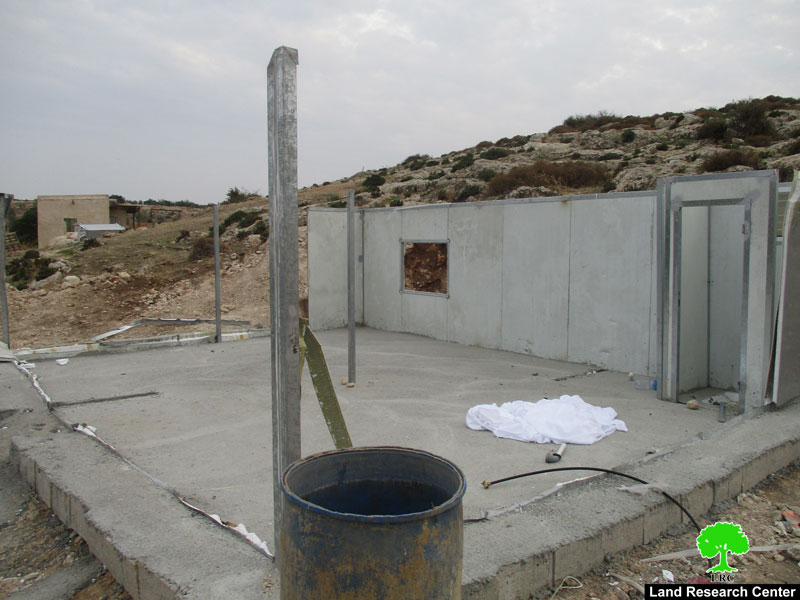 الاحتلال يفكك ويصادر غرفة متنقلة ويخطر بوقف البناء لبركس زراعي في قرية بردلة/ محافظة طوباس