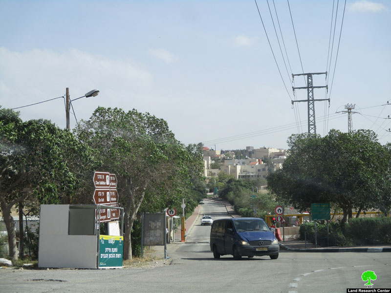 Israeli troops confiscate Kiosks and close a main road in Wadi Qelt / Jericho governorate