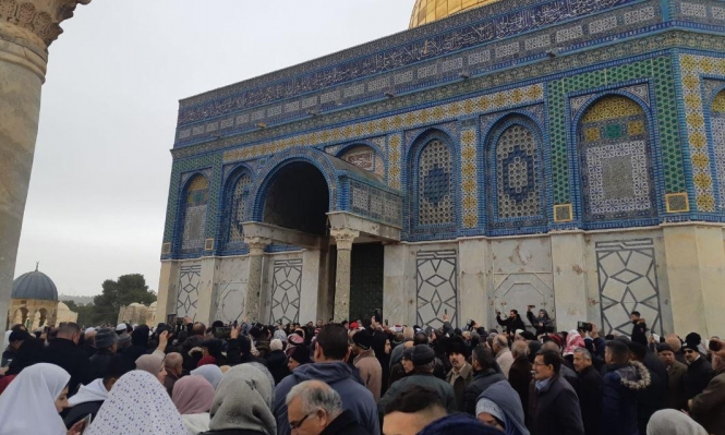سلطات الاحتلال تعتدي على المصلين عند مسجد قبة الصخرة في المسجد الأقصى