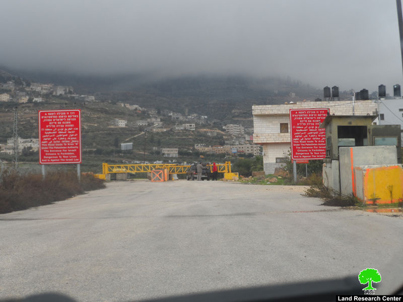 Setting up a metal gate in Ras Karkar / Ramallah