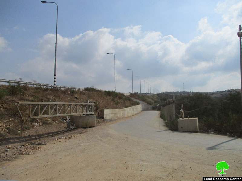 إقامة بوابة حديدية جديدة على الطريق الرابط بين قريتي جيوس والنبي الياس شرق قلقيلية