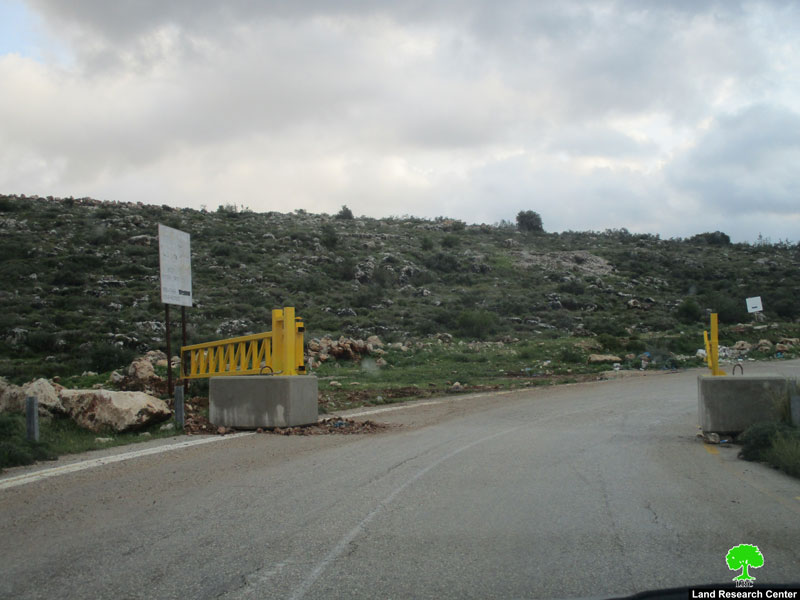 The occupation sets up metal gates on the entrances of Kharabtha Bani Harith and Shuqba /North West Ramallah