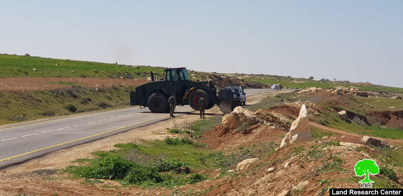 الاحتلال يغلق مداخل 5 تجمعات سكانية بالسواتر الترابية بمسافر يطا / محافظة الخليل