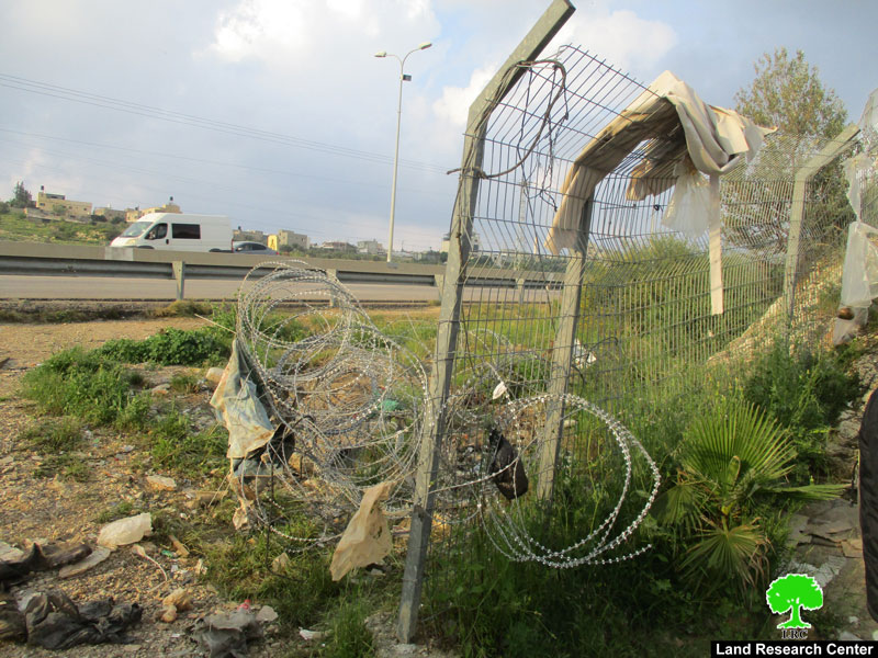 إغلاق طريق فرعية في بلدة الزاوية بواسطة سياج معدني / محافظة سلفيت