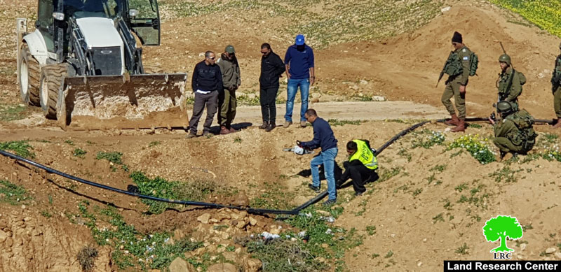 الاحتلال يدمر ويصادر شبكة المياه في مسافر يطا جنوب الخليل