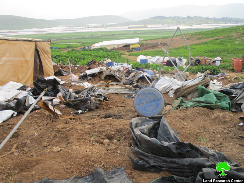 The occupation demolishes Palestinian structures in Khirbet Ar-Ras Al-Ahmar / Tubas governorate