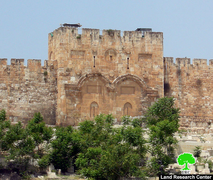 The occupation authorities seal off Al-Rahma gate / occupied Jerusalem