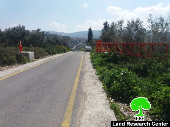 The Israeli Occupation set up a metal gate North Zuwata / Ramallah governorate