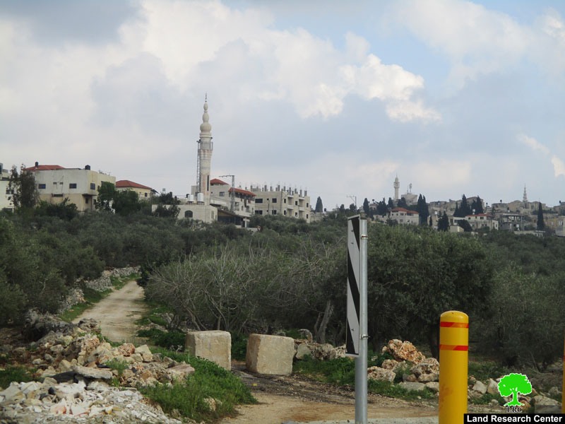 الاحتلال الإسرائيلي يغلق طريقاً زراعياً غرب بلدة دير إستيا / محافظة سلفيت