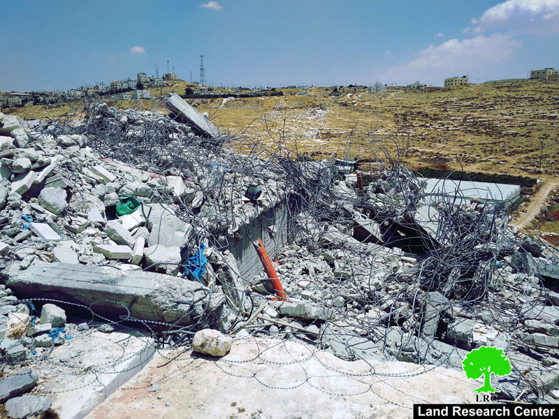 الاحتلال يهدم مبنى وبئراً للمياه في”خلة الشرباتي” جنوب الخليل