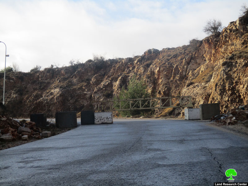 Closure of a main road in Deir Jarir / Ramallah governorate